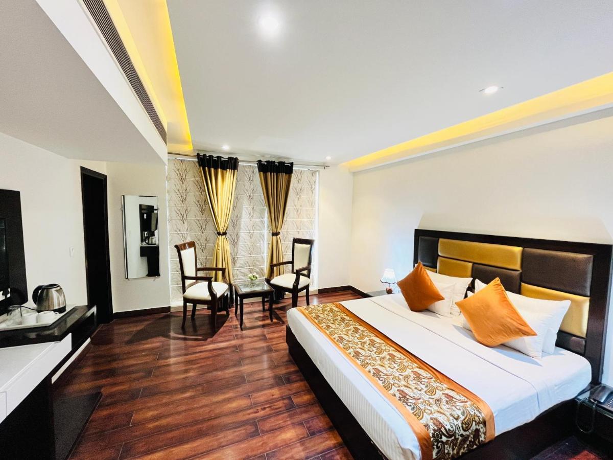 Hotel Aura Ip Grand Karkardooma Metro Station New Delhi Couple Friendly Exterior foto