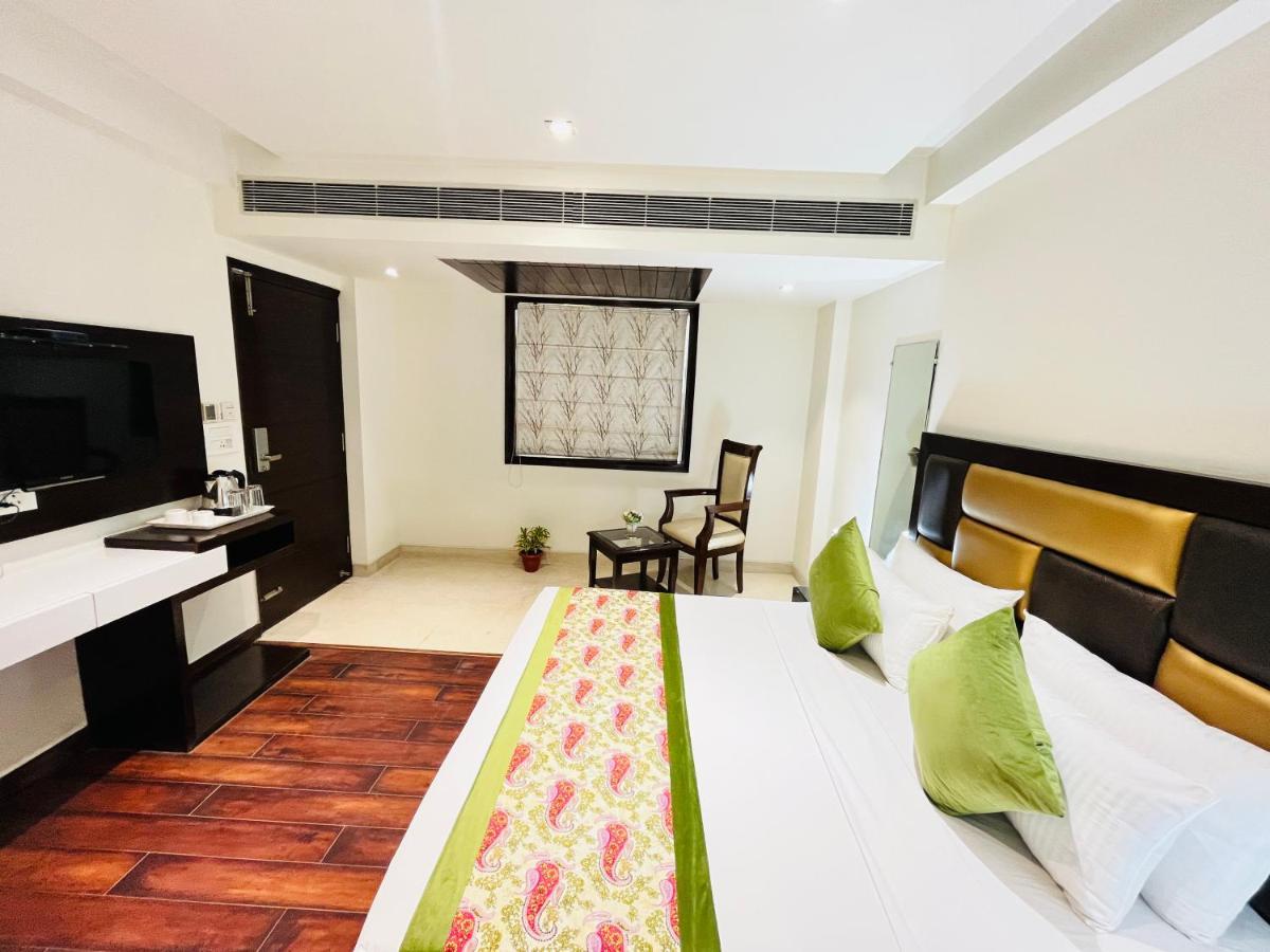 Hotel Aura Ip Grand Karkardooma Metro Station New Delhi Couple Friendly Exterior foto