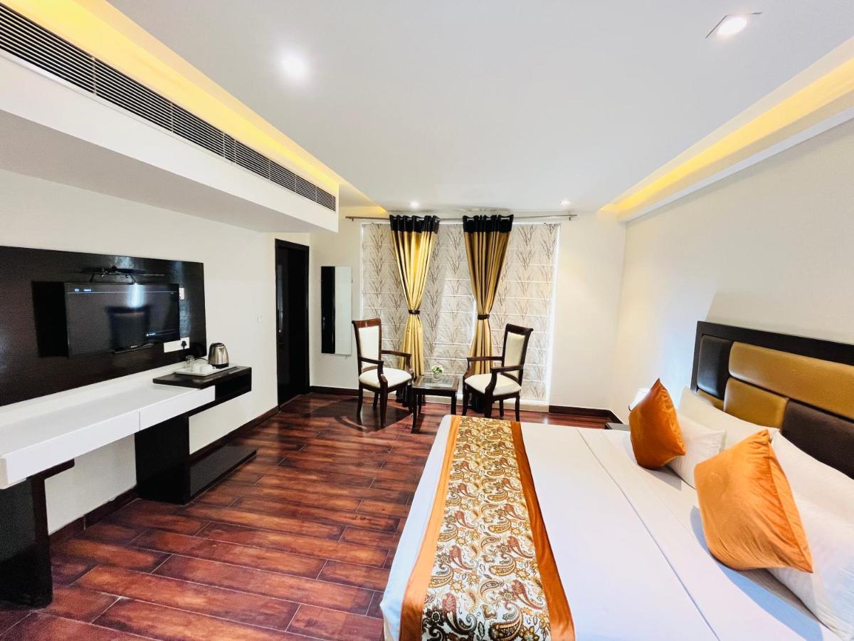 Hotel Aura Ip Grand Karkardooma Metro Station New Delhi Couple Friendly Exterior foto