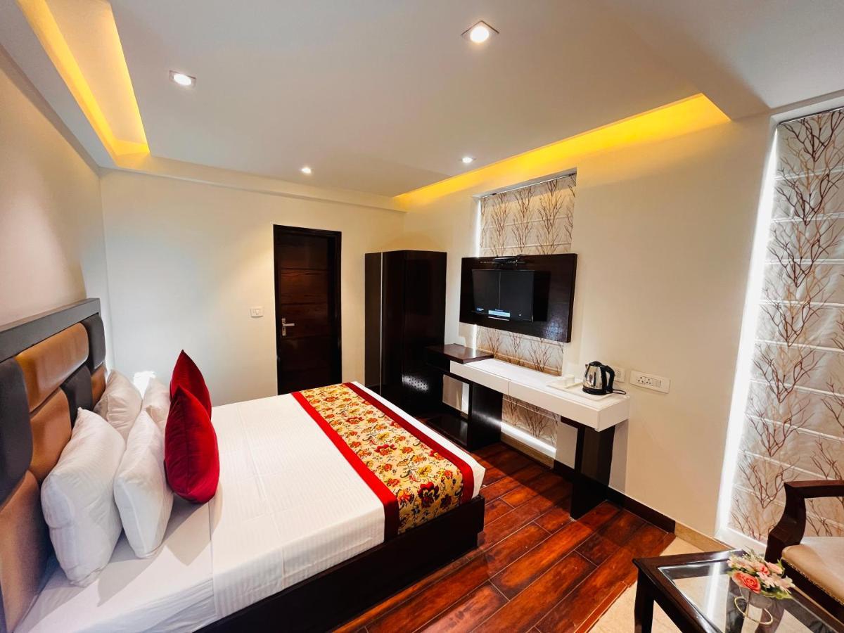 Hotel Aura Ip Grand Karkardooma Metro Station New Delhi Couple Friendly Exterior foto