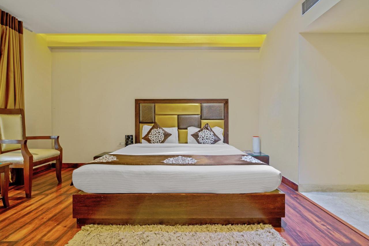 Hotel Aura Ip Grand Karkardooma Metro Station New Delhi Couple Friendly Exterior foto