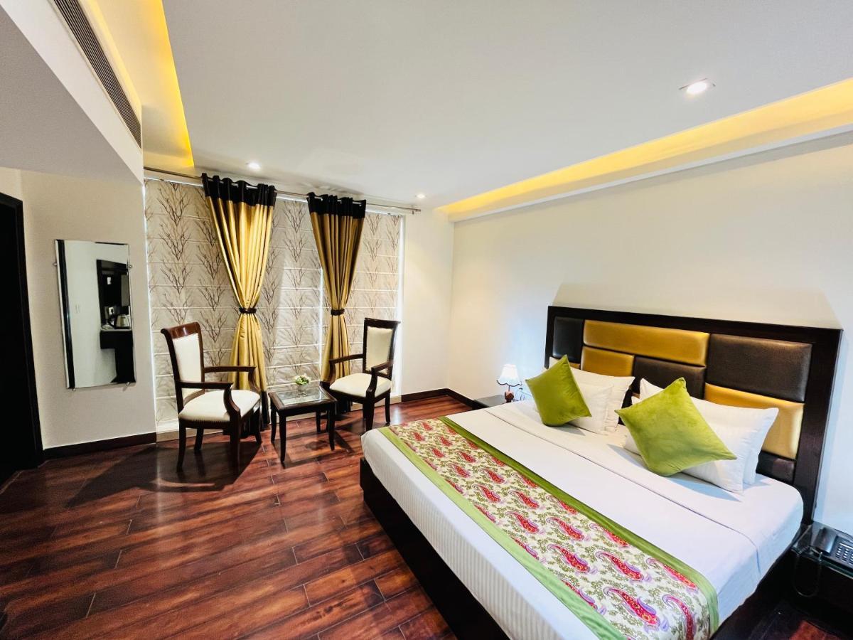 Hotel Aura Ip Grand Karkardooma Metro Station New Delhi Couple Friendly Exterior foto