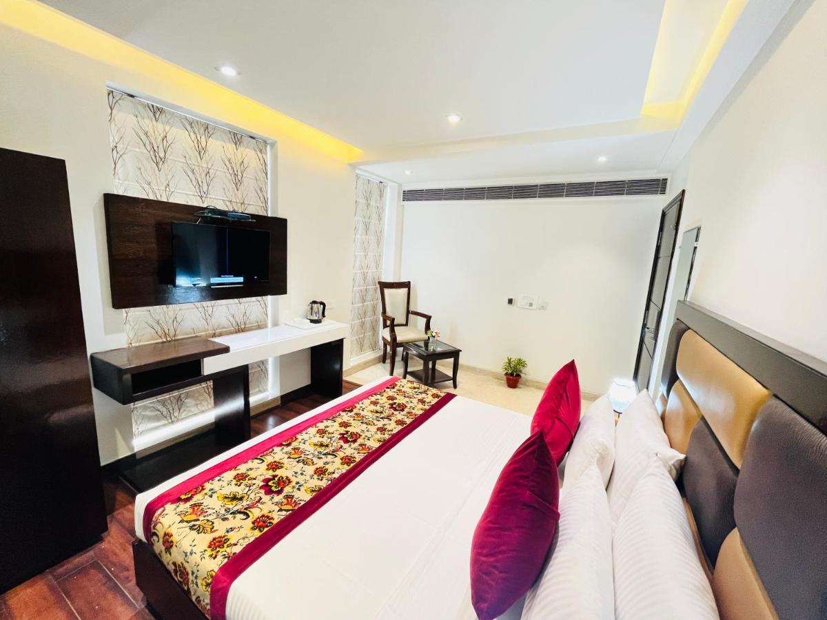 Hotel Aura Ip Grand Karkardooma Metro Station New Delhi Couple Friendly Exterior foto