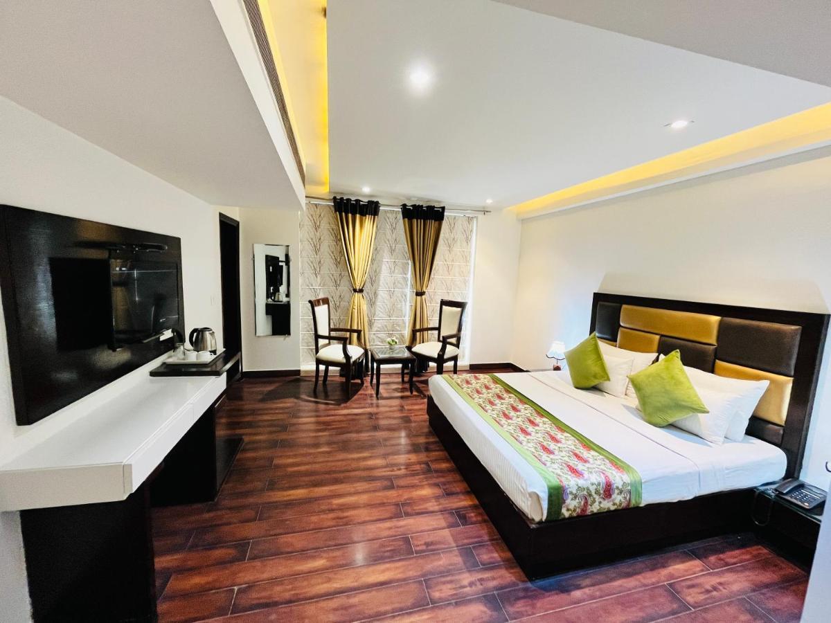 Hotel Aura Ip Grand Karkardooma Metro Station New Delhi Couple Friendly Exterior foto