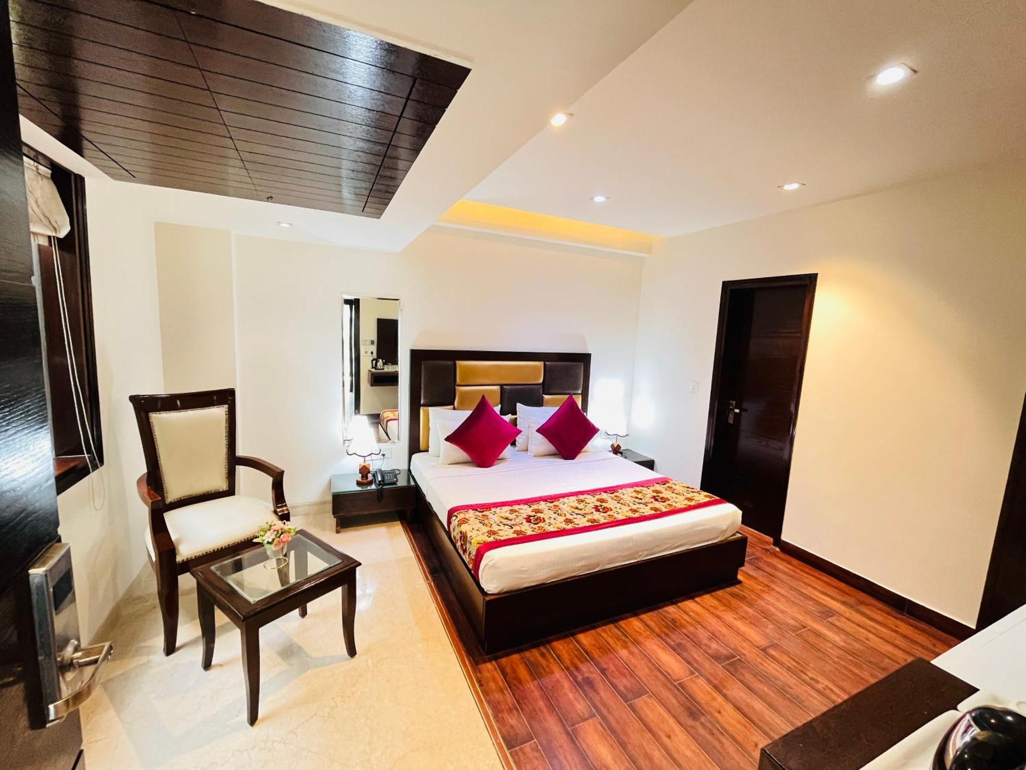 Hotel Aura Ip Grand Karkardooma Metro Station New Delhi Couple Friendly Exterior foto