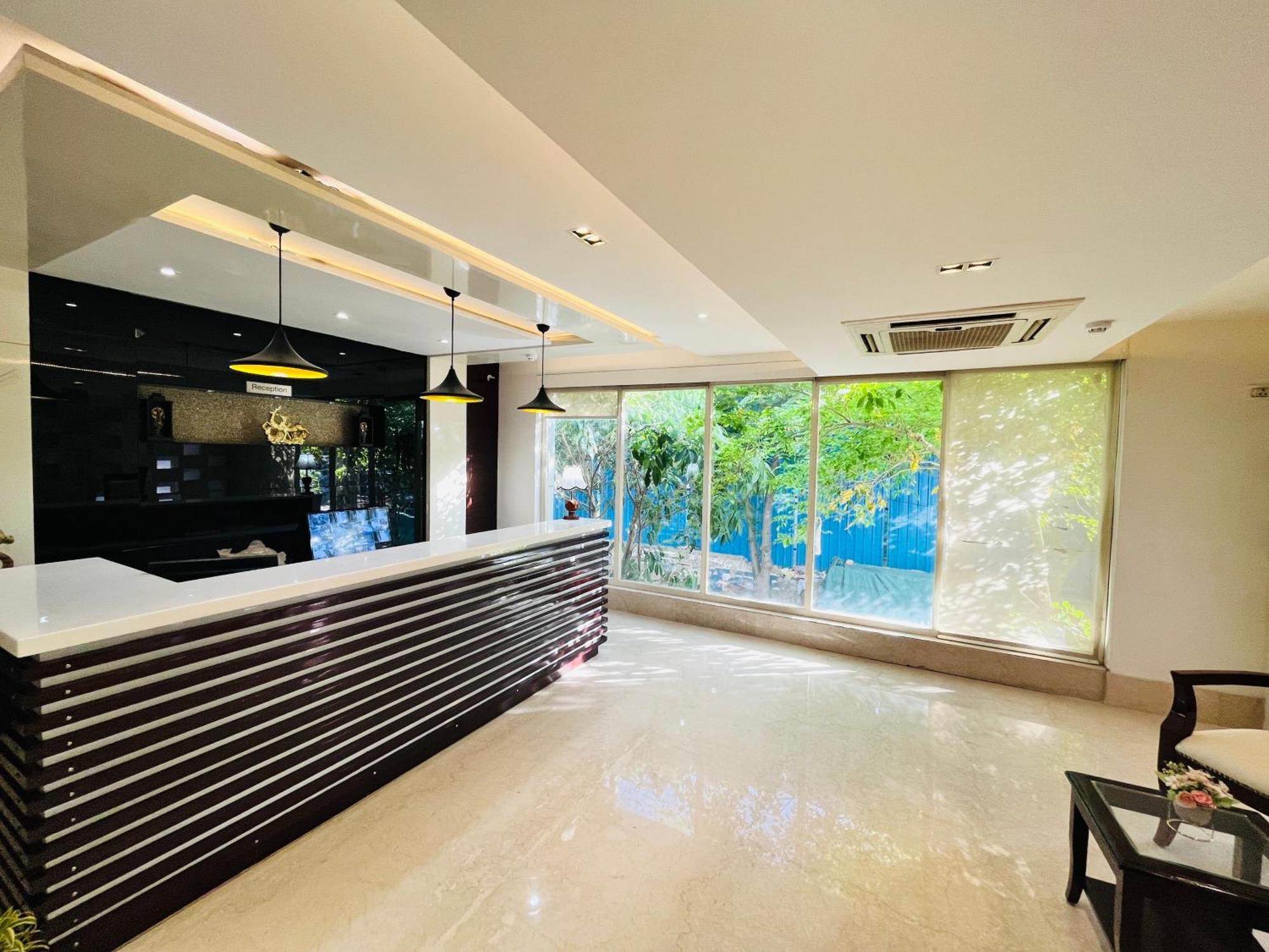Hotel Aura Ip Grand Karkardooma Metro Station New Delhi Couple Friendly Exterior foto