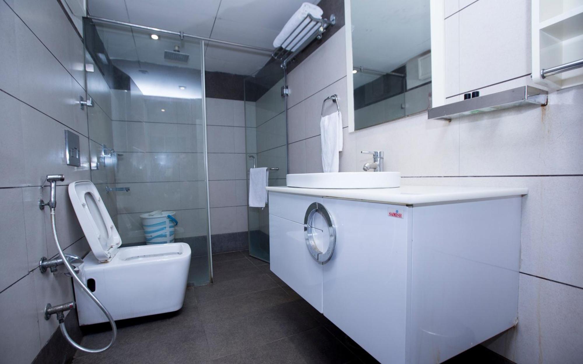 Hotel Aura Ip Grand Karkardooma Metro Station New Delhi Couple Friendly Exterior foto