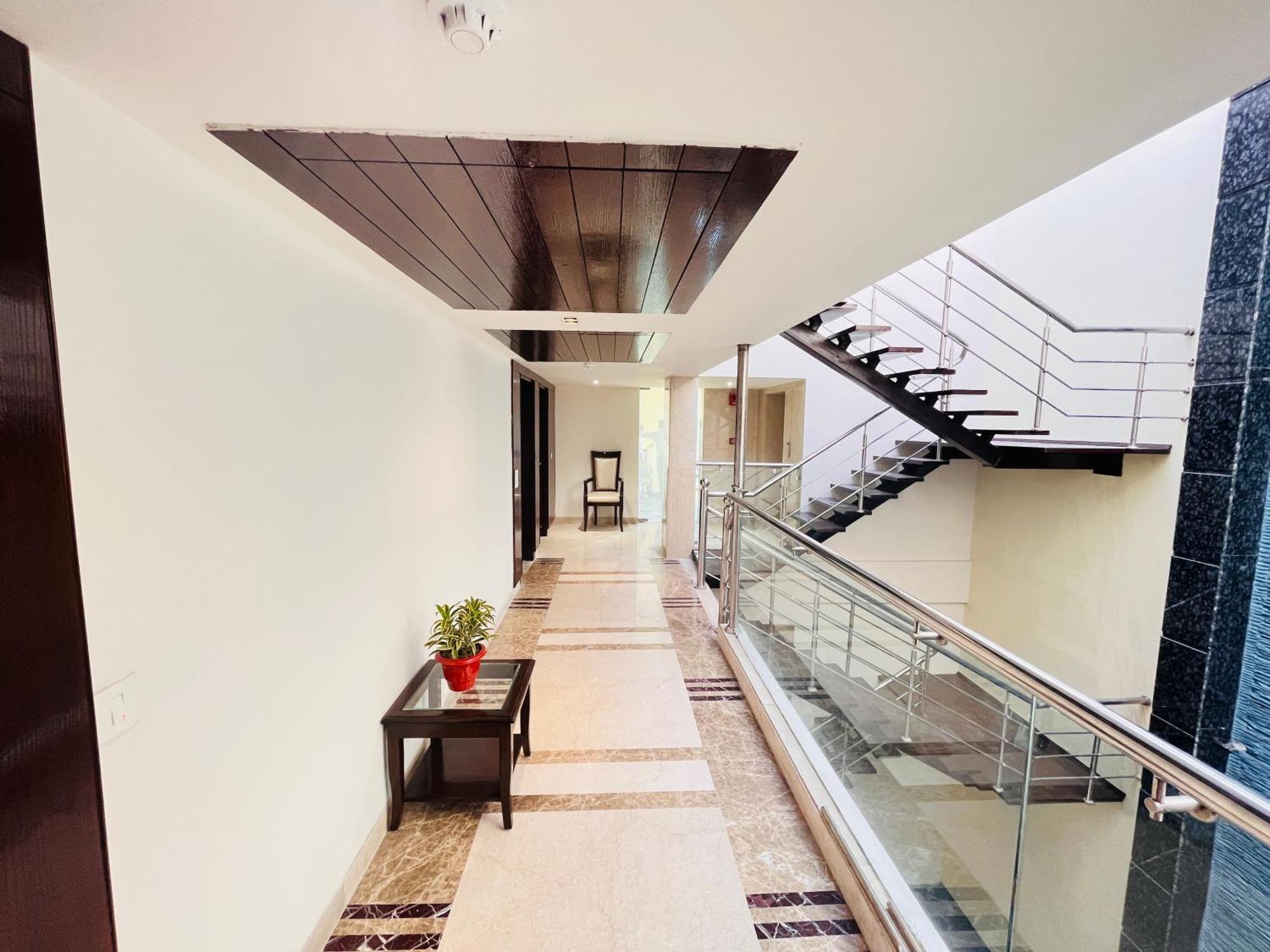 Hotel Aura Ip Grand Karkardooma Metro Station New Delhi Couple Friendly Exterior foto
