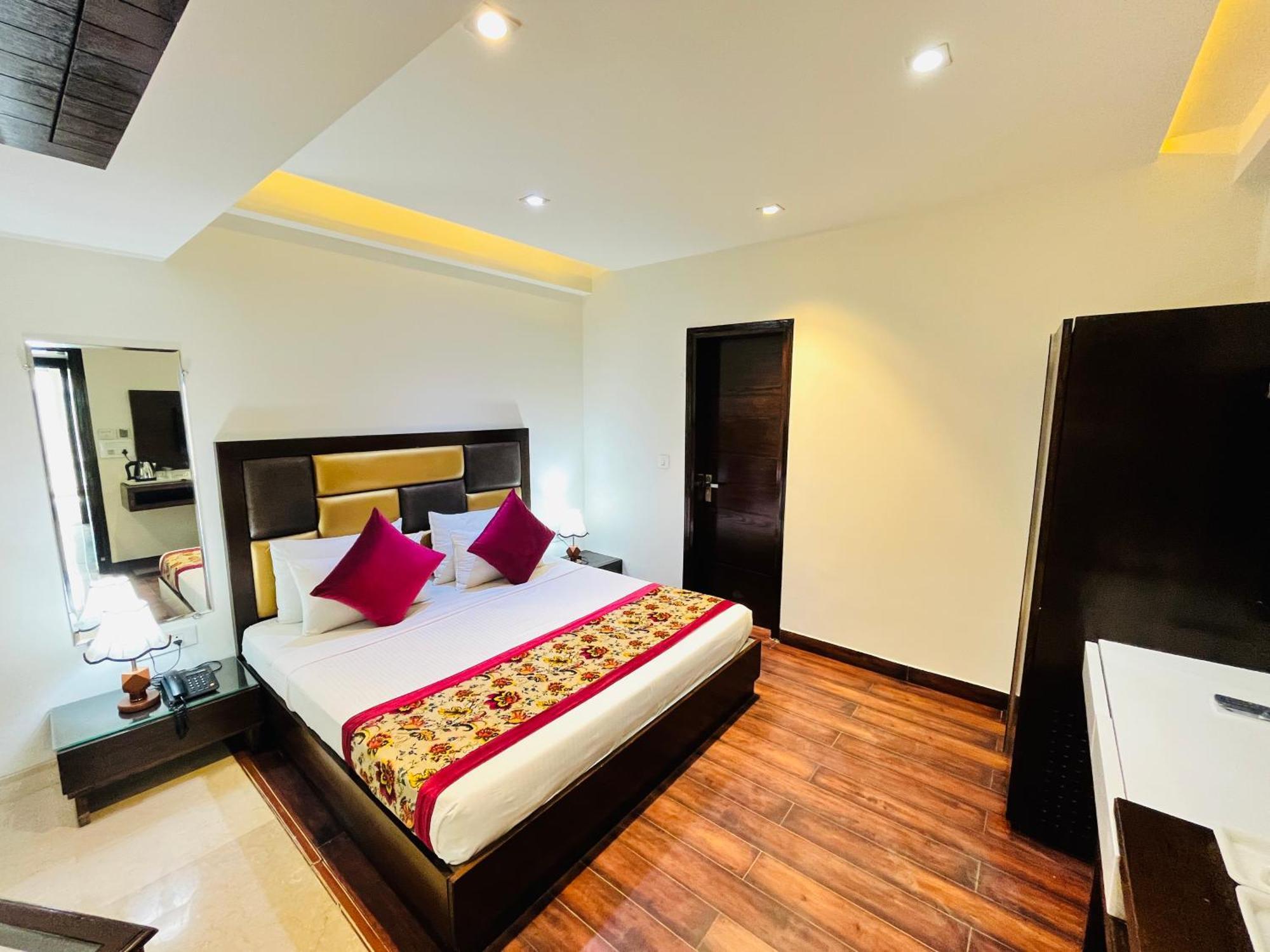 Hotel Aura Ip Grand Karkardooma Metro Station New Delhi Couple Friendly Exterior foto