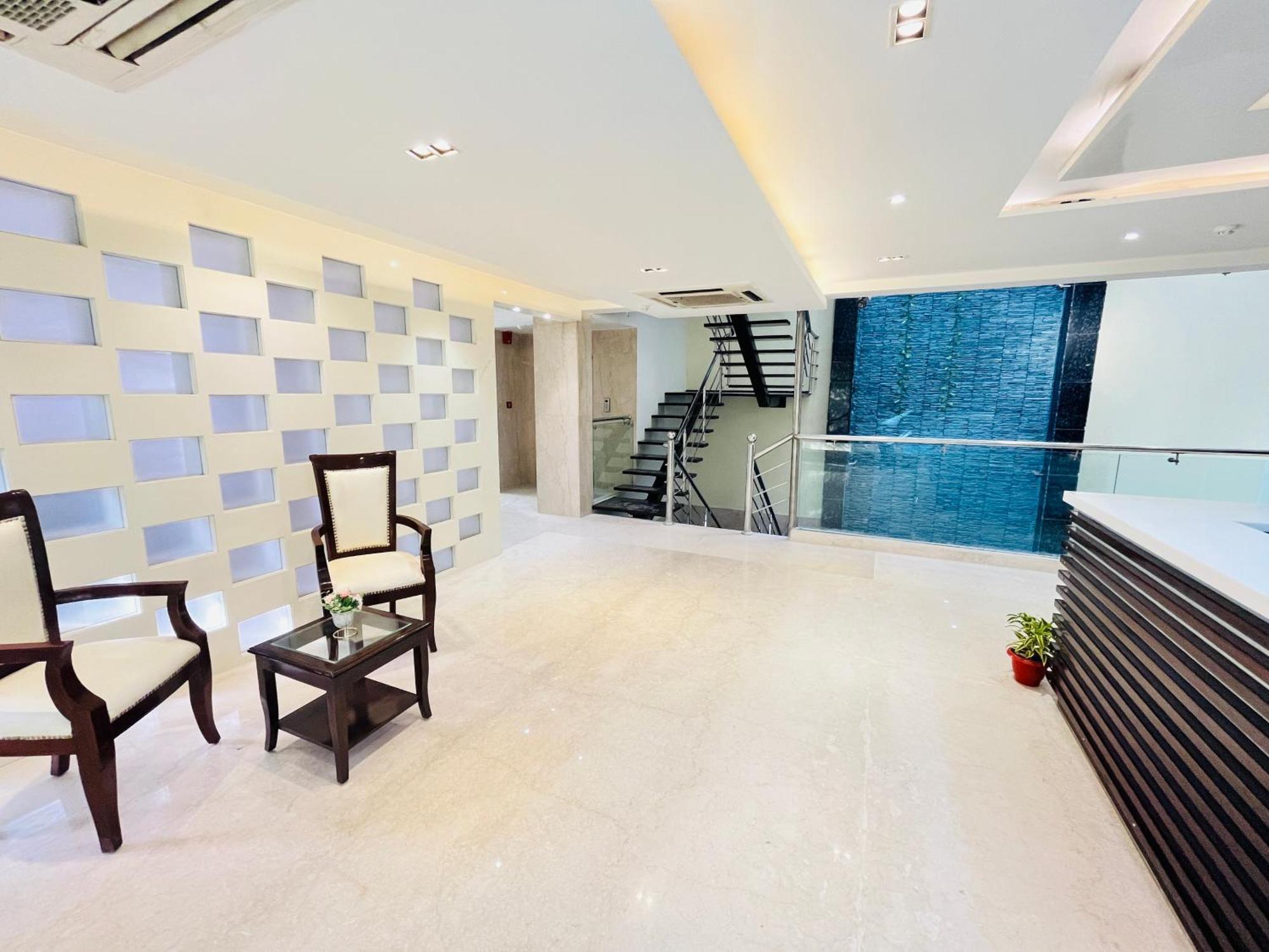 Hotel Aura Ip Grand Karkardooma Metro Station New Delhi Couple Friendly Exterior foto
