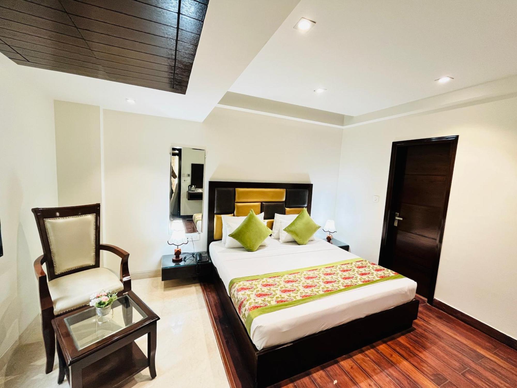 Hotel Aura Ip Grand Karkardooma Metro Station New Delhi Couple Friendly Exterior foto