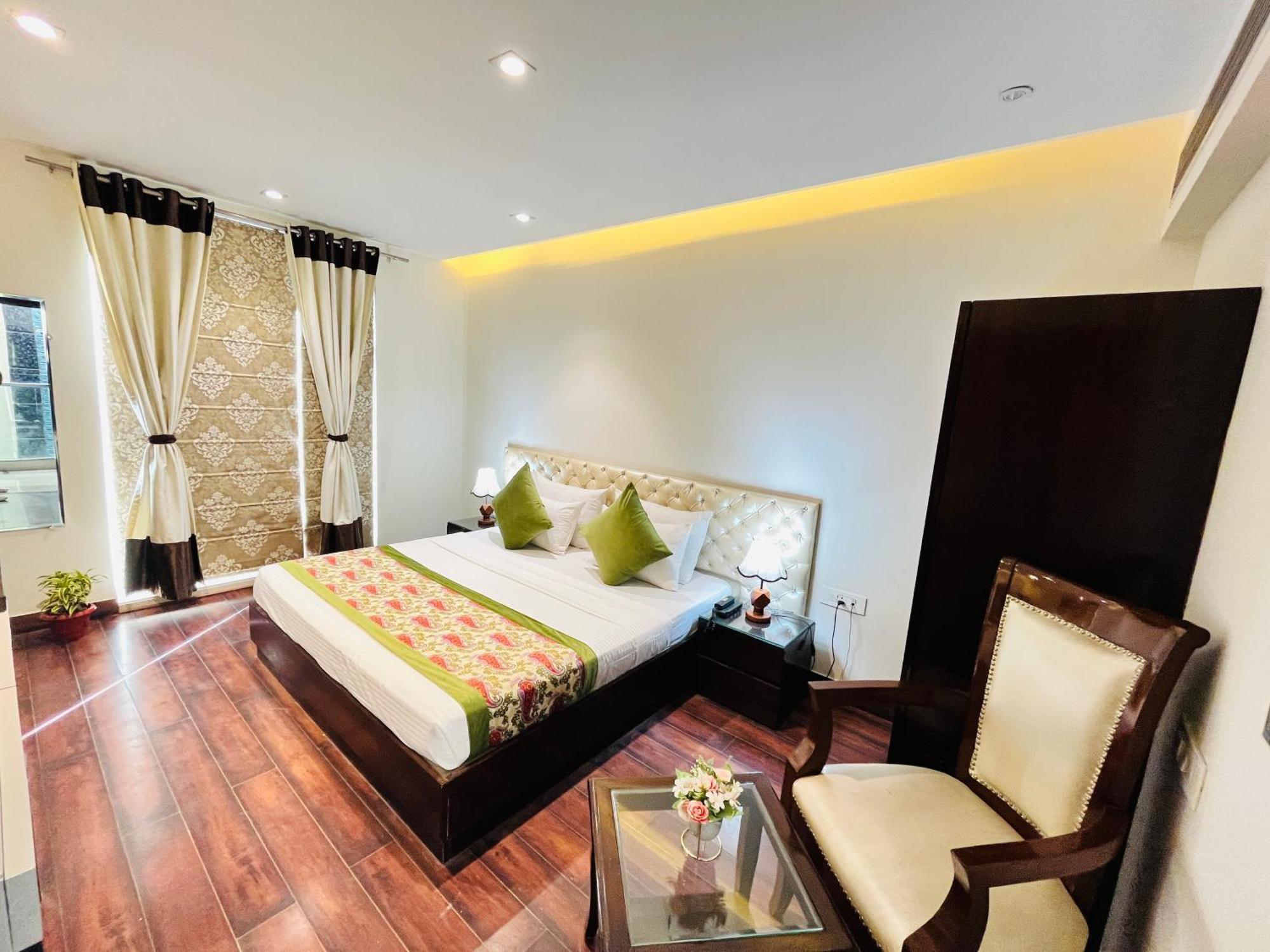 Hotel Aura Ip Grand Karkardooma Metro Station New Delhi Couple Friendly Exterior foto