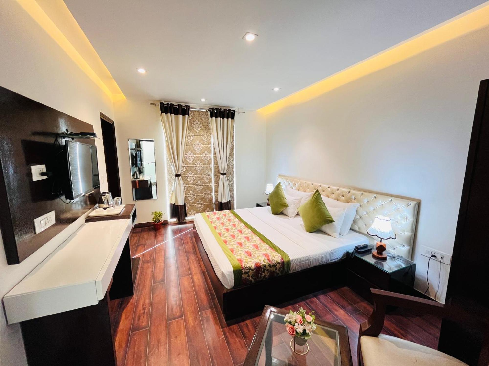 Hotel Aura Ip Grand Karkardooma Metro Station New Delhi Couple Friendly Exterior foto
