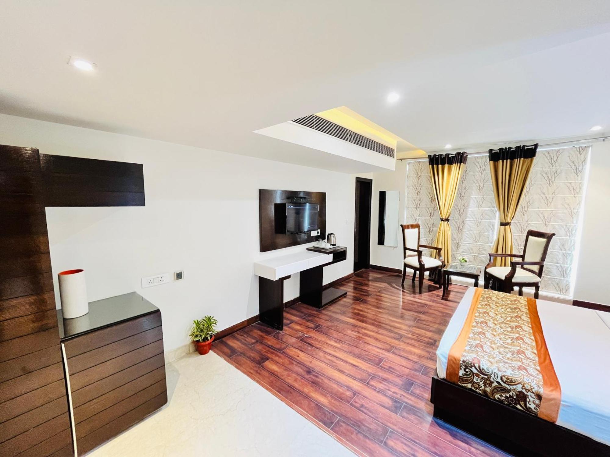 Hotel Aura Ip Grand Karkardooma Metro Station New Delhi Couple Friendly Exterior foto