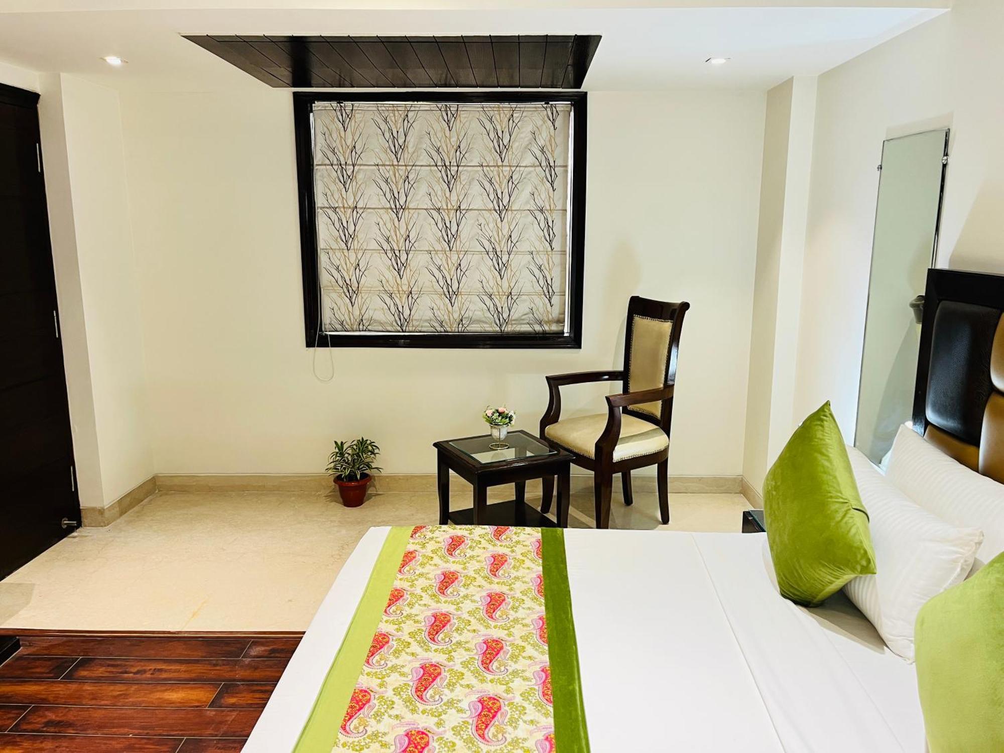 Hotel Aura Ip Grand Karkardooma Metro Station New Delhi Couple Friendly Exterior foto