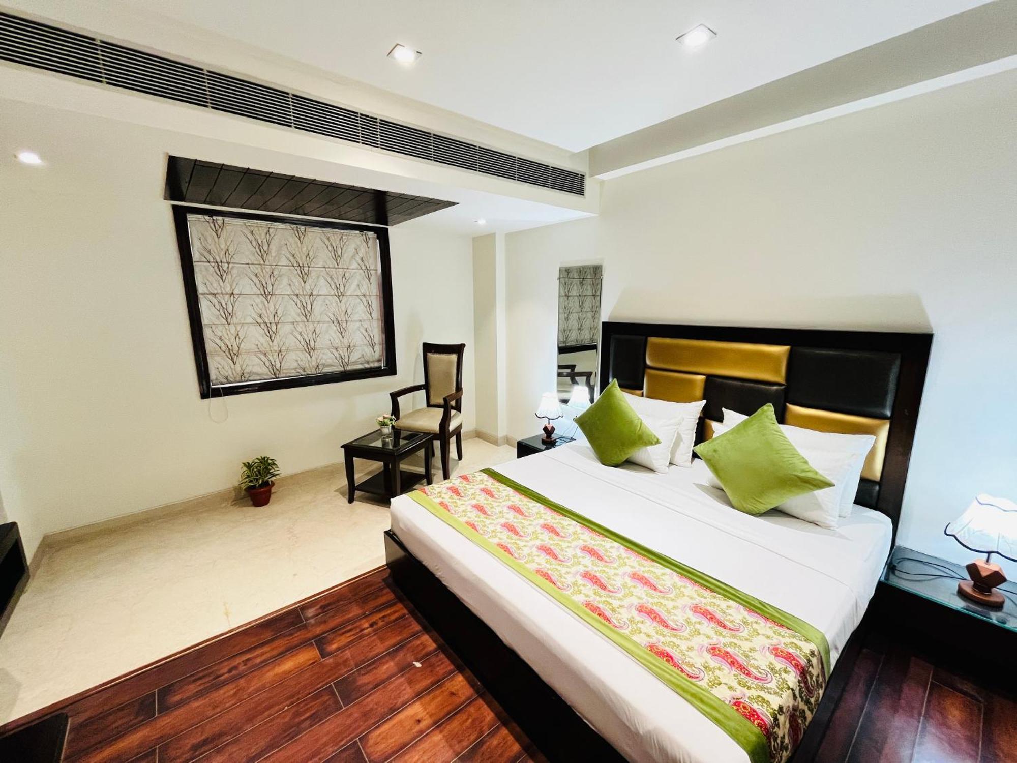 Hotel Aura Ip Grand Karkardooma Metro Station New Delhi Couple Friendly Exterior foto