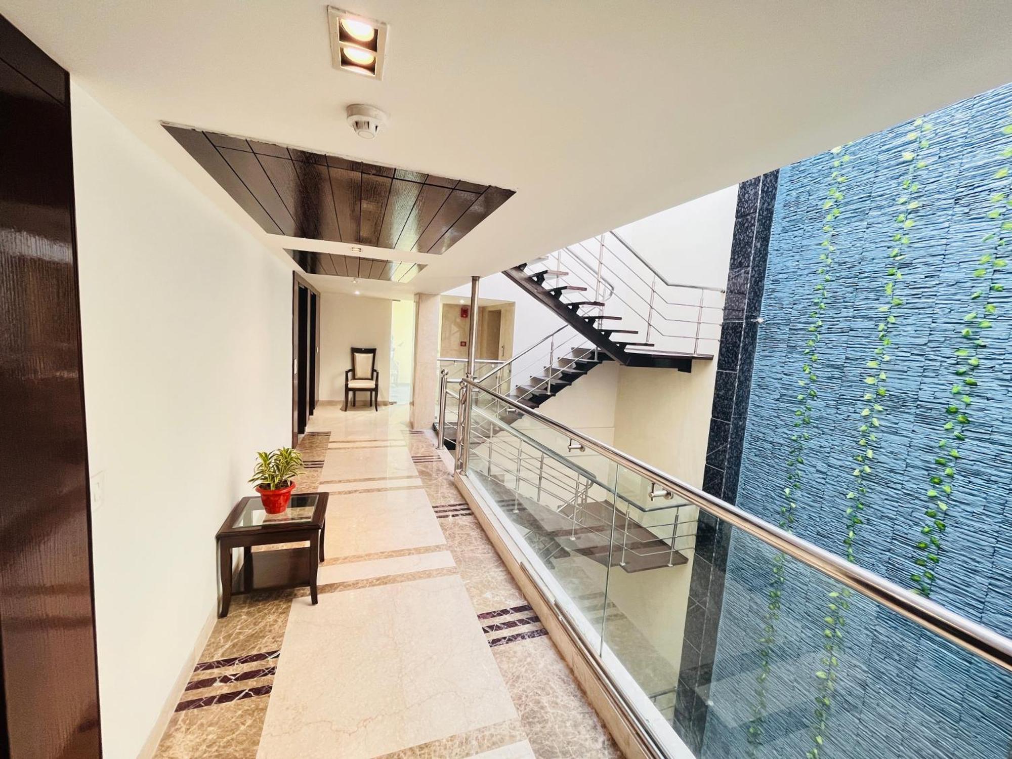 Hotel Aura Ip Grand Karkardooma Metro Station New Delhi Couple Friendly Exterior foto